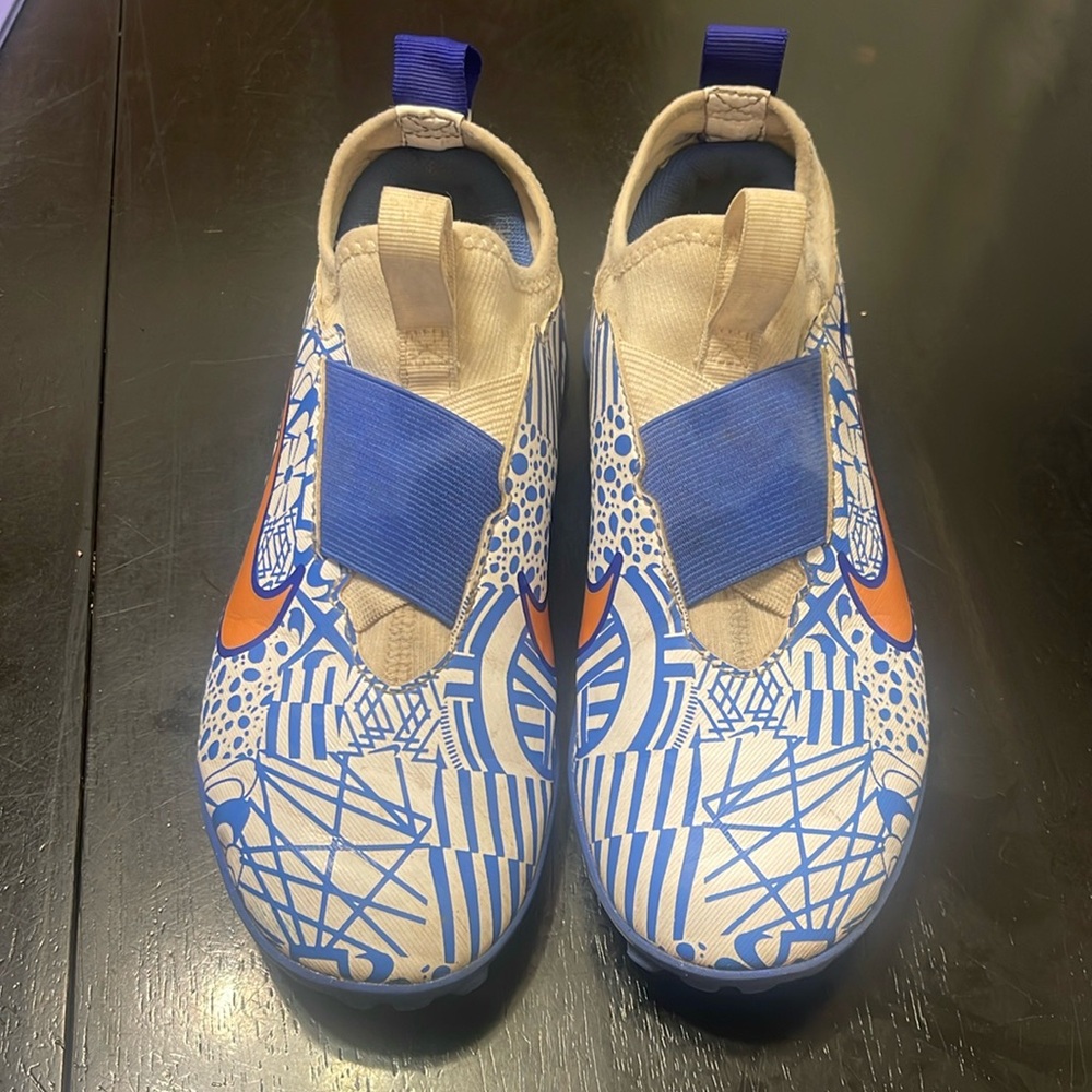 Unisex football soccer shoe